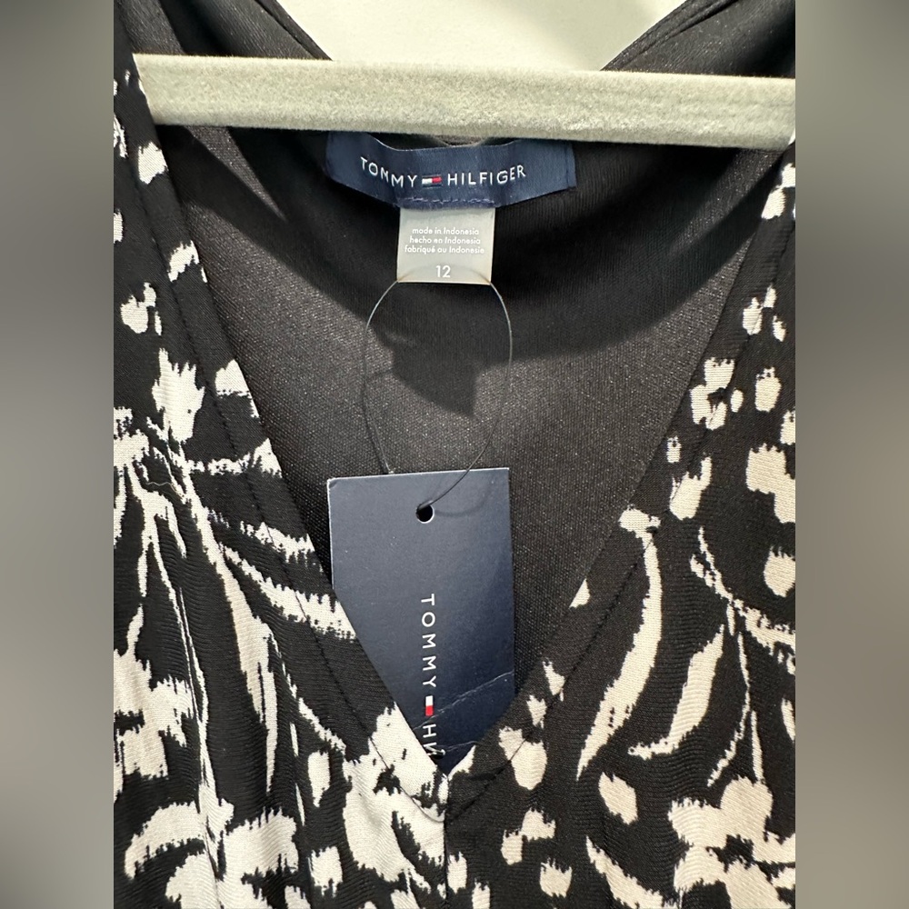 NWT Tommy Hilfiger, black and white floral dress with short sleeves size 12 🖤🤍 - Picture 3 of 8